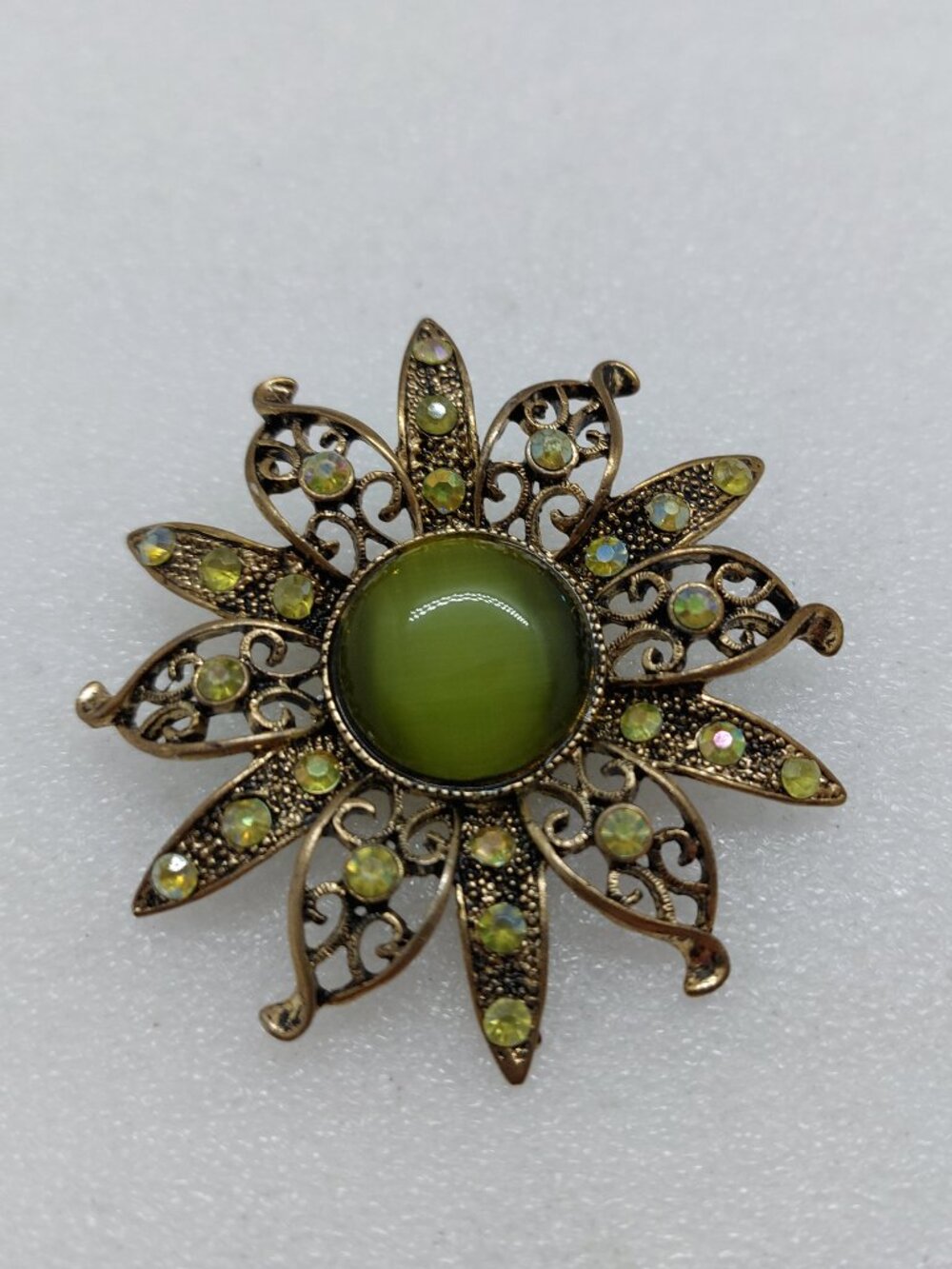 Vintage Style Look Flower Shape Brooch Pin With Green Cabochon Stone